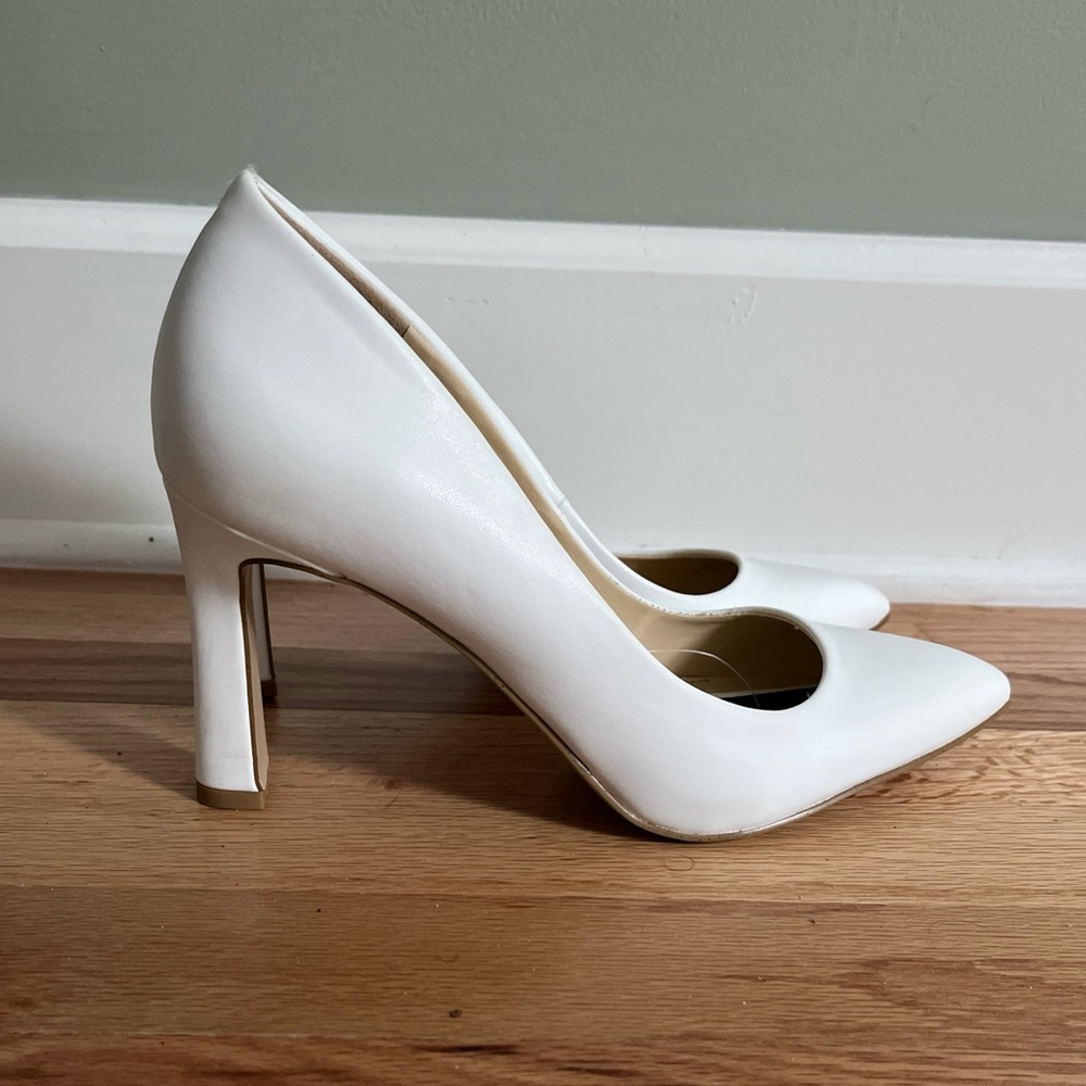 NWT Jessica Simpson Pointy Stiletto Pumps in size 9. Three inch heel.